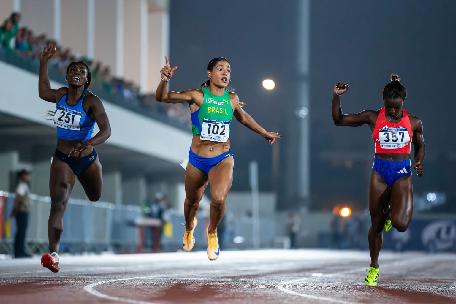 Azevedo and Soca highlight Ibero American Championships:
Brazil’s Ana Carolina de Jesus Azevedo clinched a sprint treble and Uruguay’s Valentín Soca completed an unprecedented distance double at the Ibero American Championships