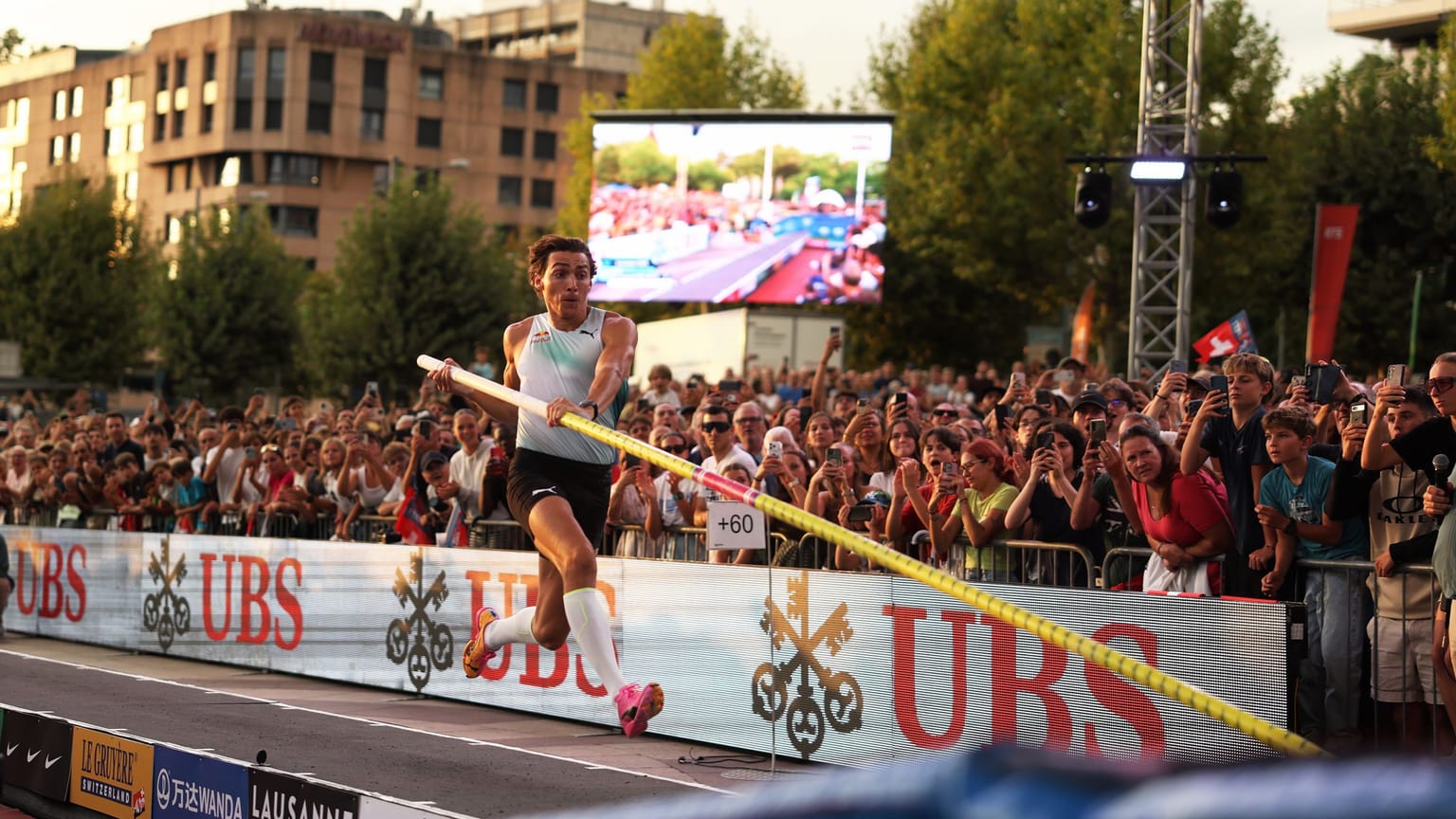 Duplantis clears 6.21m, Karalis 6.16m in historic pole vault contest in Lausanne:
Mondo Duplantis cleared 6.21m to win a historic pole vault contest against Emmanouil Karalis who soared 6.16m during the Wanda Diamond League city event in Lausanne, Switzerland, on Thursday (20).