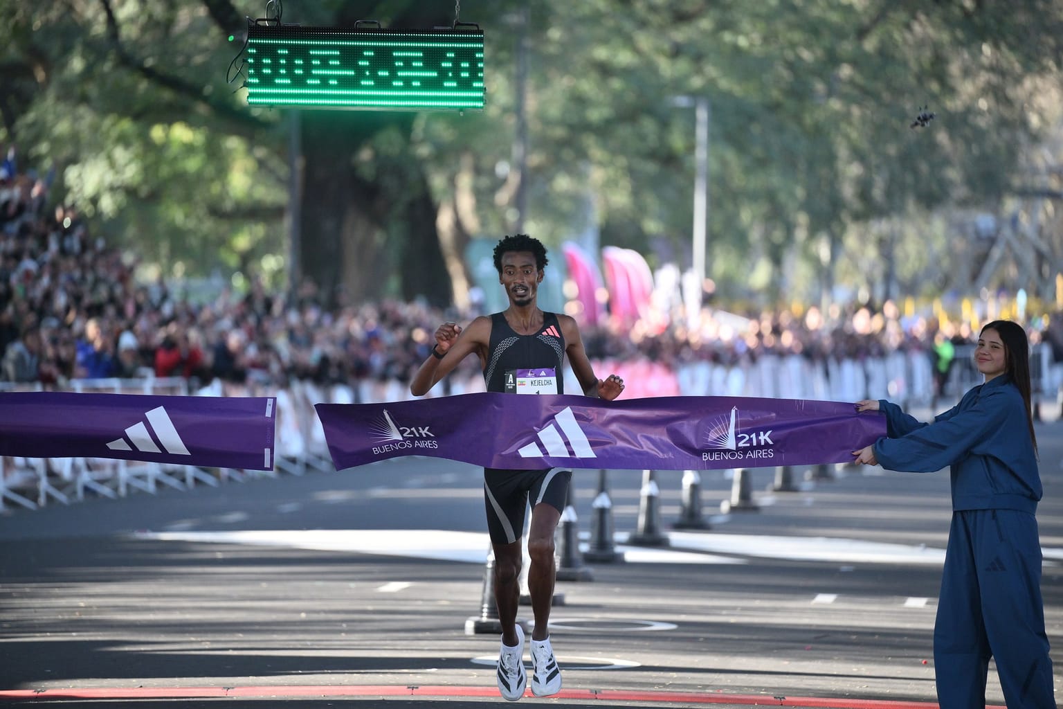 Kejelcha regains world half marathon record with 56:51 in Buenos Aires:
Ethiopia’s Yomif Kejelcha regained the world half marathon record*, running 56:51 at the Media Maratón Ciudad de Buenos Aires on Sunday (23)