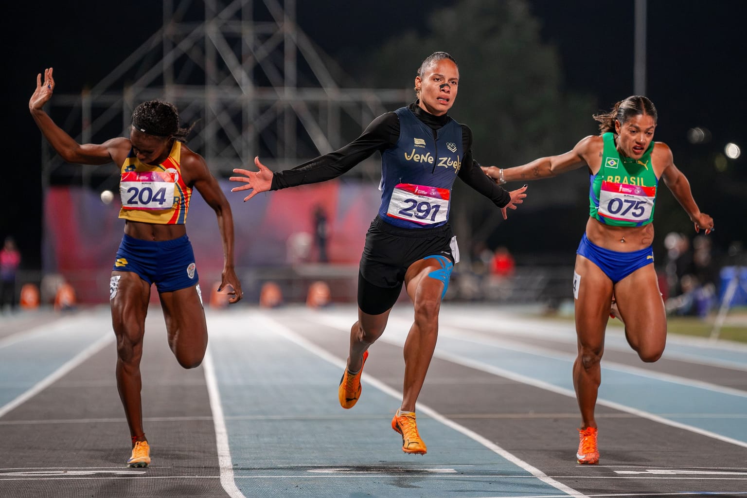 Jimenez and Longa complete sprint triple, distance double for Soca and Levaggi at South American Games:
Ronal Longa and Orangy Jimenez completed a triple crown in the sprints, while Valentin Soca and Micaela Levaggi achieved a double victory in the distance events at the South American Games